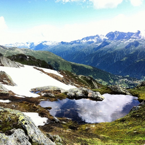 A la fonte des neiges, les sommets se couvrent de différents points d'eau qui deviennent de superbes miroirs reflétant le soleil aux beaux jours. Randonnée sur l'Eggishorn - Valais, Suisse