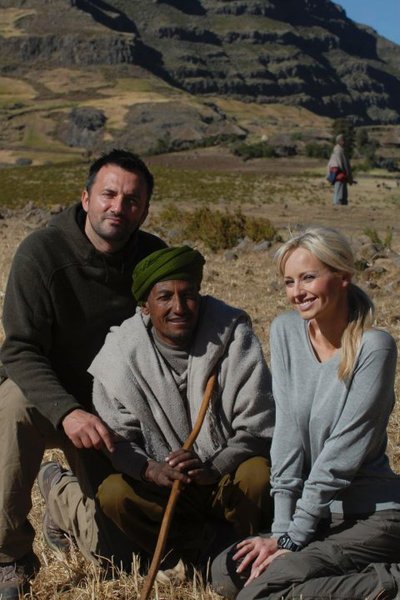 Adriana Karembeu et Frédéric Lopez chez les Amharas
