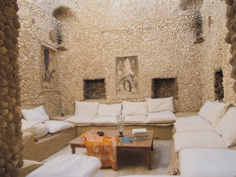 Agréable salon aux murs de pierres brutes et au mobilier traditionnel