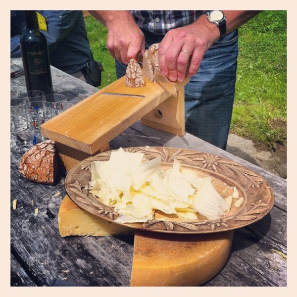 Apéro à base de fromage et de pain de seigle frais - Musée d'alpage Nagulschbamu - Aletsch, Suisse