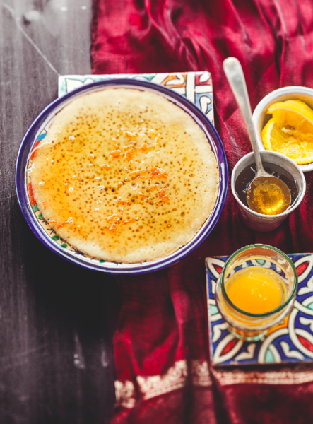 Baghrir à l'orange ou crêpe aux mille trous - Recette du Maroc issue de l'ouvrage "Breakfast du monde", Julie Schwob, éditions Mango