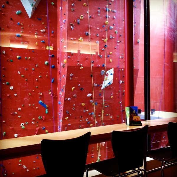 Bar avec vue sur le mur d'escalade indoor, auberge de jeunesse d'Echternach - Luxembourg