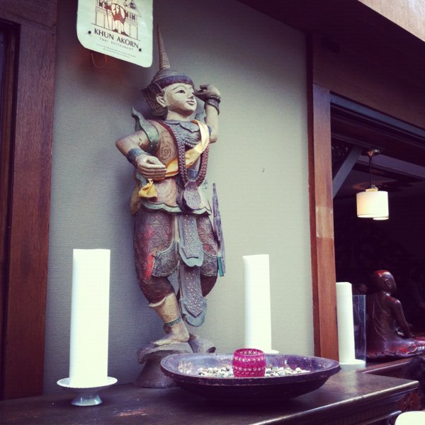 Bois et bouddhas, le décor est planté - Restaurant Khun Akorn, Paris