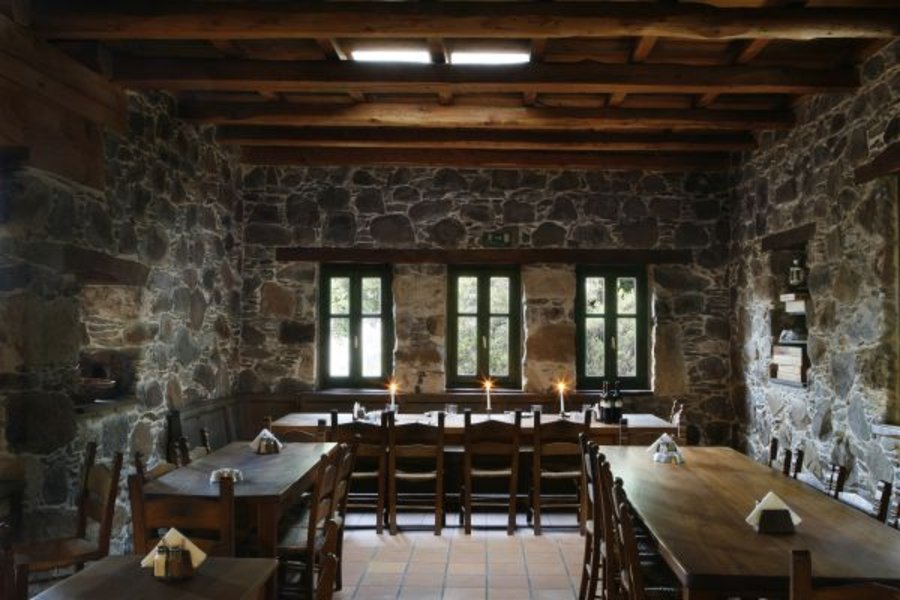 Bois et vieilles pierres pour cette auberge qui sert les meilleures spécialités crétoises