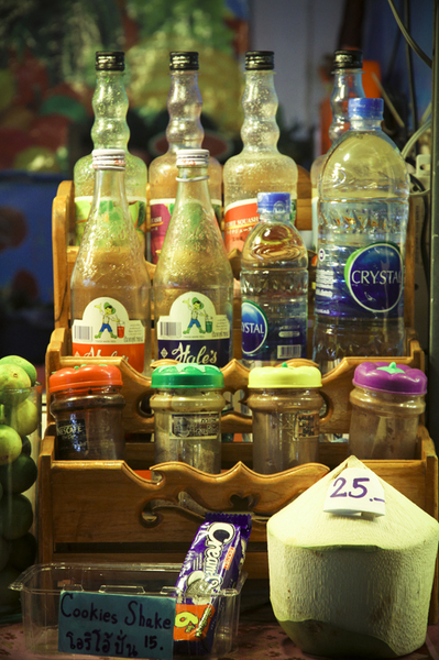 Cocktail, Shake, ou, pour moins d'un euros, le jus d'une noix de coco fraîchement coupée - Chiang Rai Night Bazaar