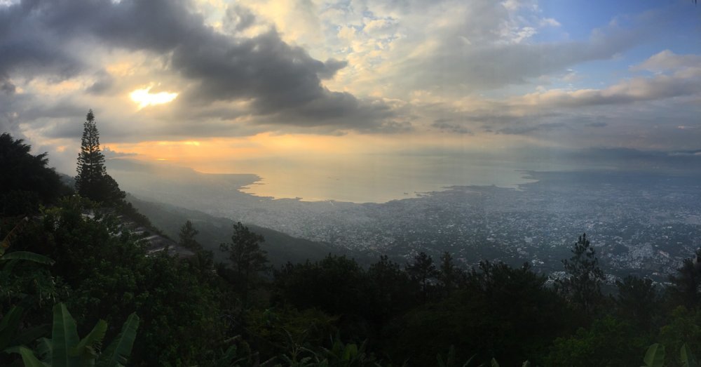 Couchant sur Port-au-Prince et la mer des Caraïbes depuis l'Observatoire de Boutilliers - Haïti