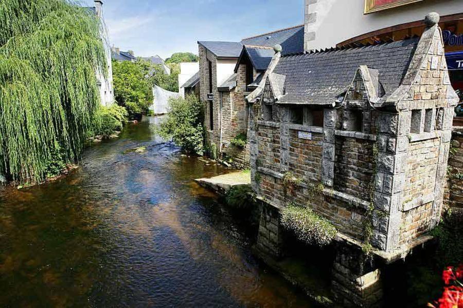 Cours d'eau longeant un village pittoresque