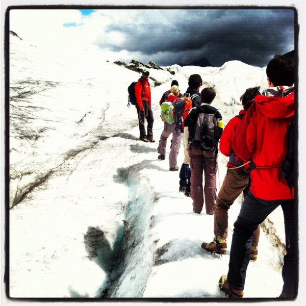 Crampons aux pieds, on peut s'aventurer sur la coulée de glace, Glacier d'Aletsch - Valais, Suisse