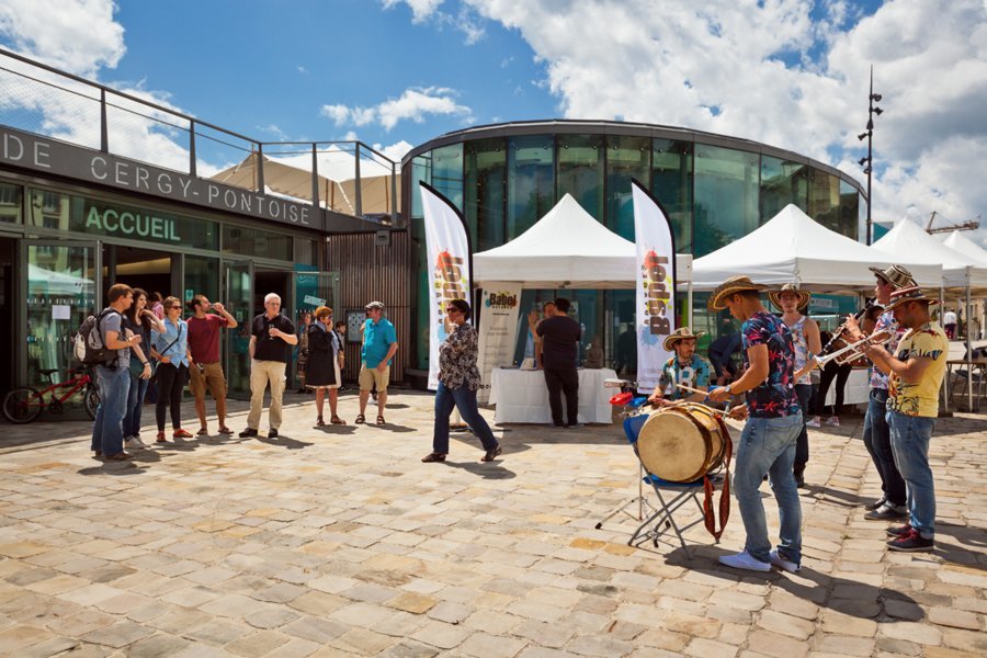 Cumbia y Cardon mettent le feu sur le parvis de l'Office de Tourisme de Cergy-Pontoise - No Mad Festival 2016, 2e édition