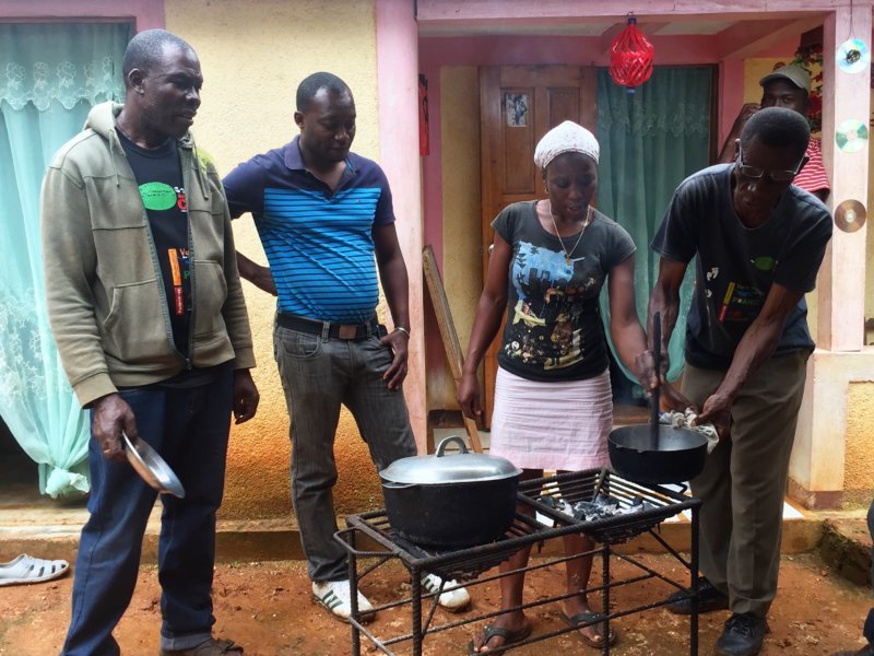 Dans lakou d'une famille pour griller et piler le café - Sur la route du café en Haïti, au coeur de la communauté de Fonds Jean-Noël
