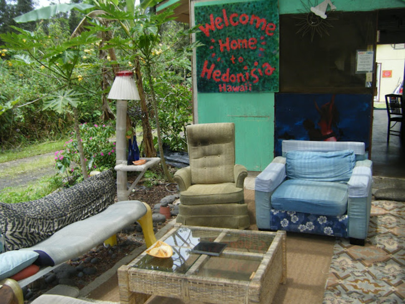 De vieux fauteuils usés jusqu'à la corde qui ne vous empêcheront pas de refaire le monde dedans, bien au contraire... Hedonisia Hawaii - Pahoa, États-Unis