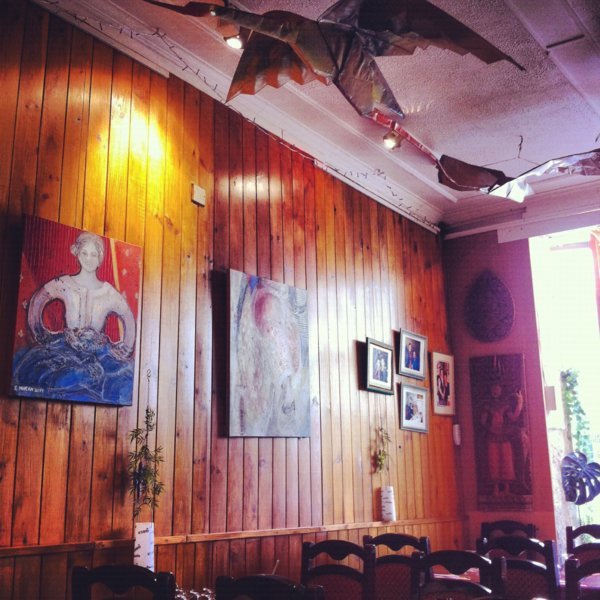 Des grues de papier volent au-dessus de nos têtes... Restaurant La Mousson à Paris, spécialités du Cambodge