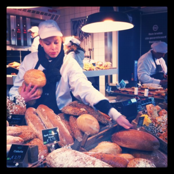Des pains de toutes sortes, chauds et croustillants à souhait... Un bonheur pour les yeux comme pour les papilles ! Marché bio du Noordermarkt, Quartier du Jordaan - Amsterdam, Pays-Bas