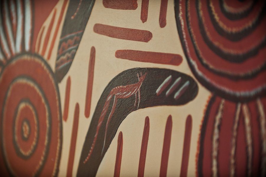 Détail de la chambre "Australie" inspiré des peintures aborigènes - Chambres d'hôtes Lou Repaou - Aujols, Lot, France