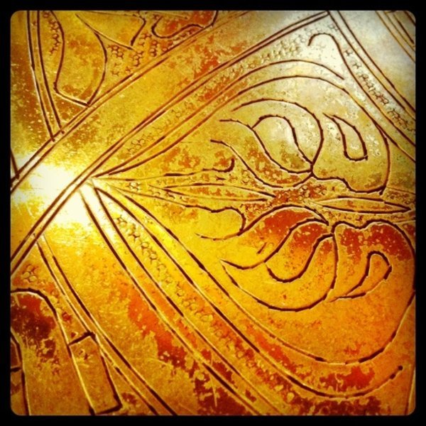 Détail - Un grand plateau doré et travaillé sert de table dans le salon de thé de la Grande Mosquée de Paris