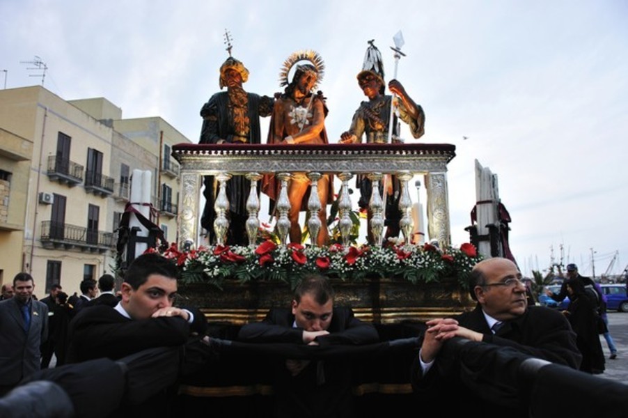 "Devotees", Andrea Guarneri, Sicile - National Geographic Traveler - Photo Contest 2012