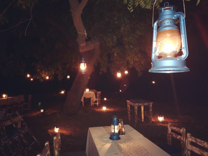 Dîner à la seule lueur des lampes à pétrole - Parc National de la Pendjari - Bénin 