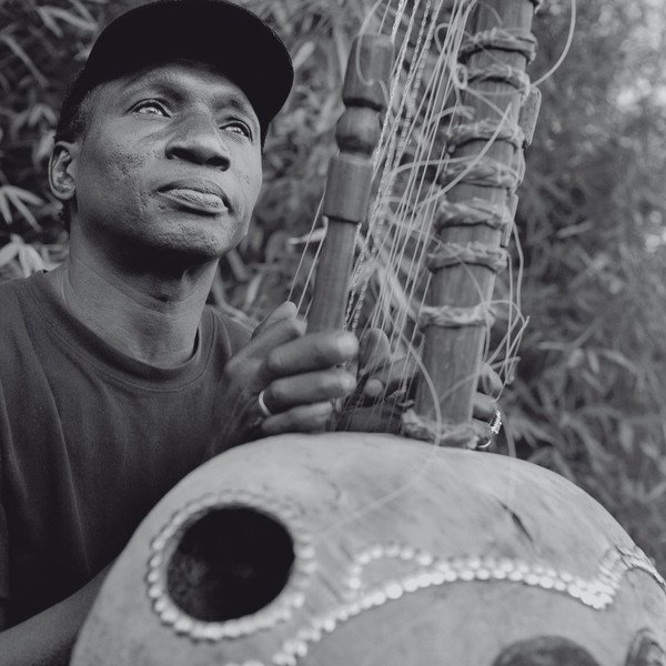 Djeli Moussa Condé et sa kora, originaire de Guinée