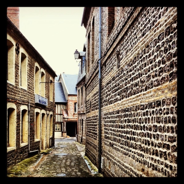 Du silex partout, aux murs et sur le sol, Saint-Valéry-en-Caux, Seine-Maritime, Haute-Normandie