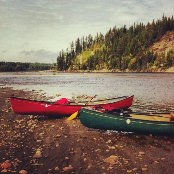 Eau calme, forêt boréale et petite plage de sable durant la descente de la rivière Mistassini en canot avec "Aventuraid" - Girardville, Québec, Canada