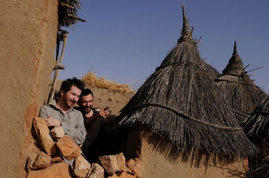 Edouard Baer et Frédéric Lopez chez les Dogons