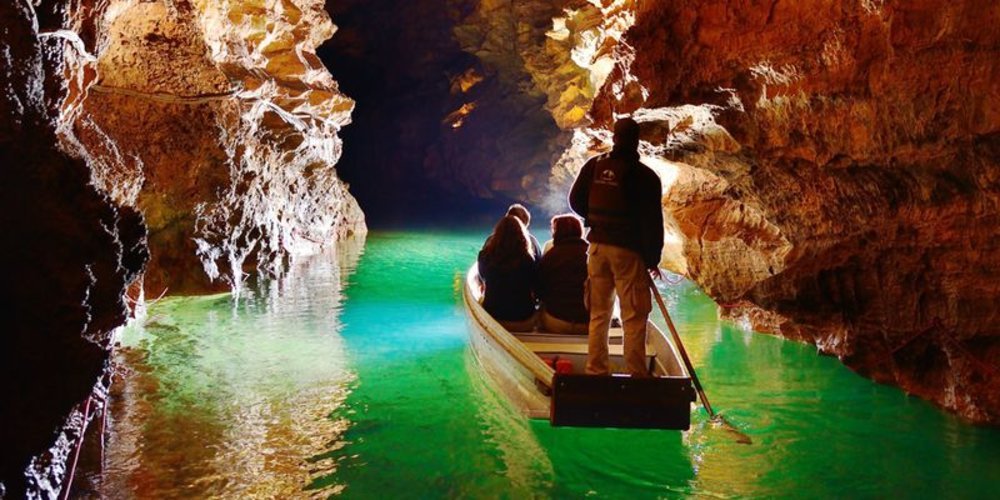 En barque à plus de 100 m sous terre... - Le gouffre de Padirac - Lot, France
