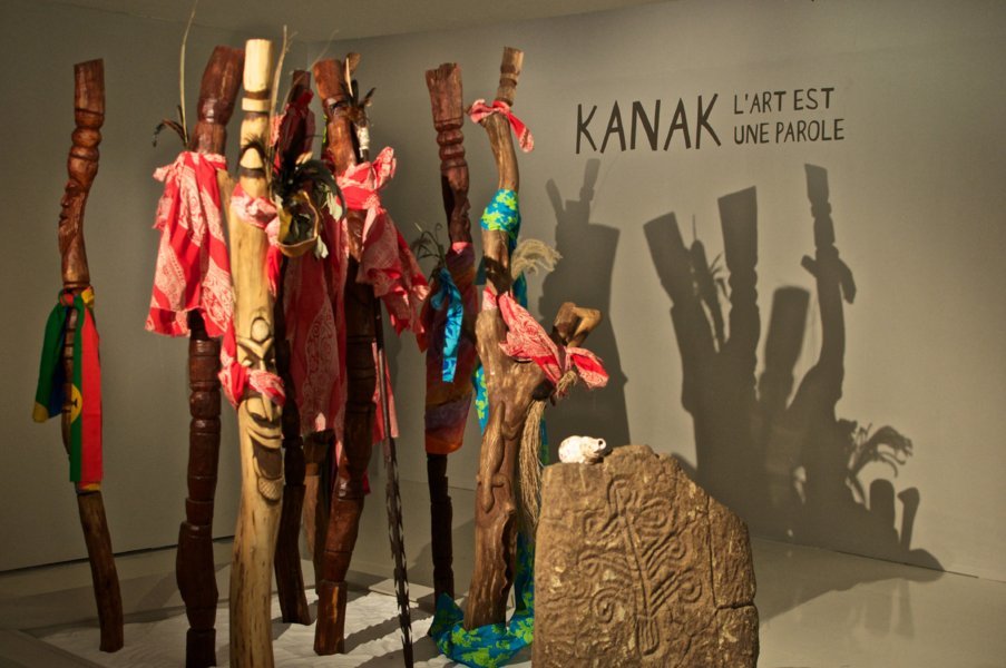 Entrée de l'exposition, bâtons de cérémonie kanak - Expo "Kanak, l'Art est une parole" au musée du Quai Branly