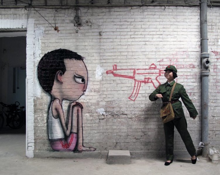 Extra Muros - Fille à la Kalashnikov AK47 en Chine