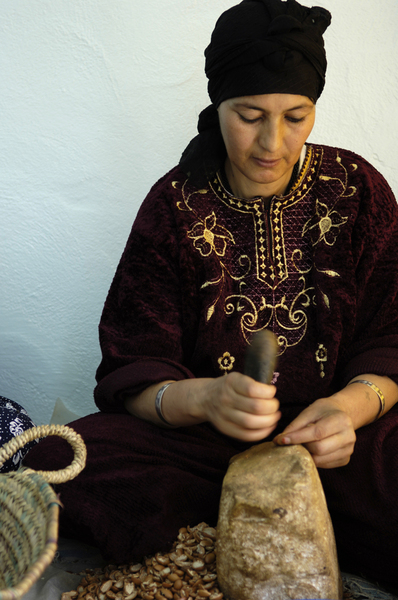 Femme marocaine pilant les noix d'argan, Coopérative Ajddigue, commune de Tidzi, Maroc