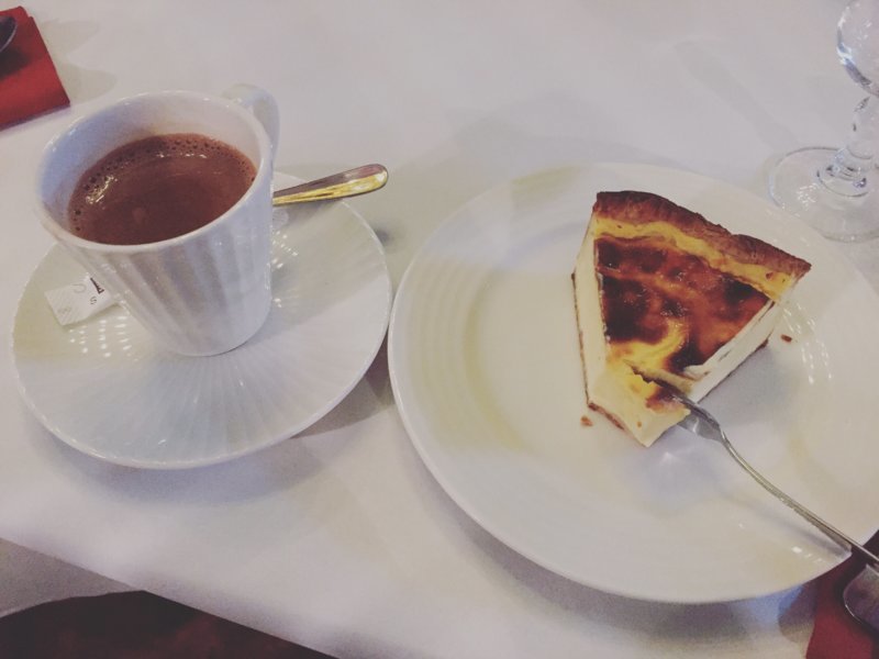 Flan vanillé à l'ancienne et chocolat chaud maison au coeur du théâtre Saint-Vincent - Jouy-Le-Moutier, Val d'Oise