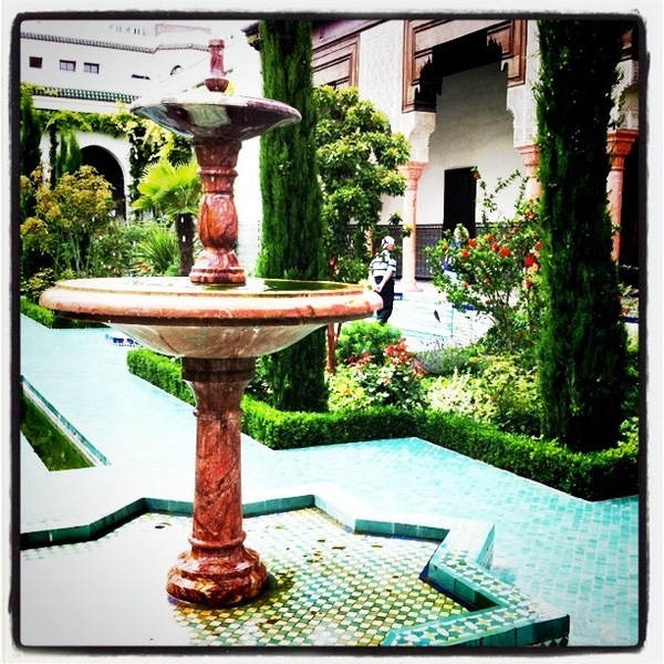 Fontaine au centre de la Cour d'Honneur de la Grande Mosquée de Paris