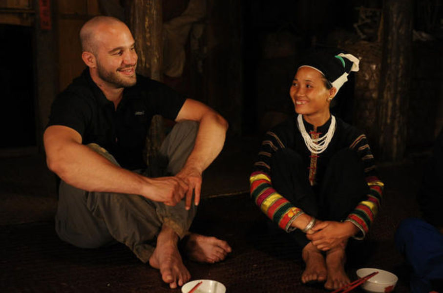 Frédéric Michalak à la rencontre des Lolo noirs au Vietnam pour "Rendez-vous en terre inconnue"