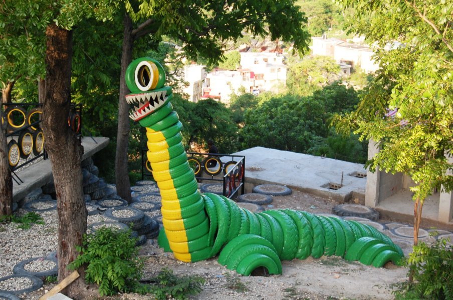 Gary Pierre-Charles et ses impressionnantes créations caoutchouteuses réalisées à partir de pneus usagés - Parc écologique de Kanau, Pétionville, Port-au-Prince, Haïti