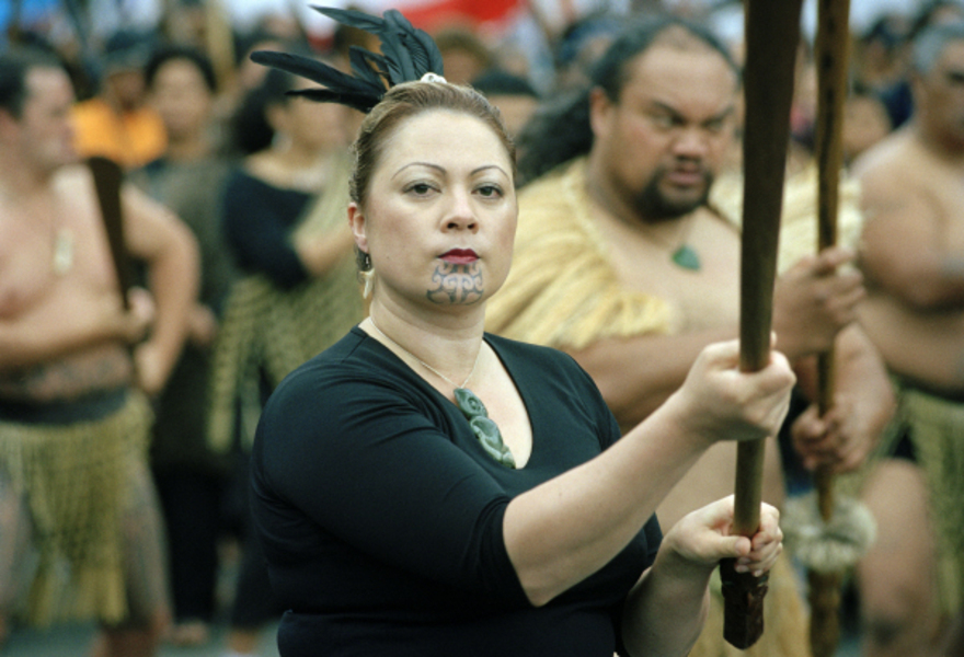 Hinemoa Awatere portant un taiaha lors du Hikoi (marche de protestation traditionnelle) contre la nationalisation des plages et fonds marins, Wellington, 2004