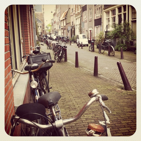 Ici comme dans n'importe quel quartier d'Amsterdam, la petite reine... est reine !, Quartier du Jordaan - Amsterdam, Pays-Bas