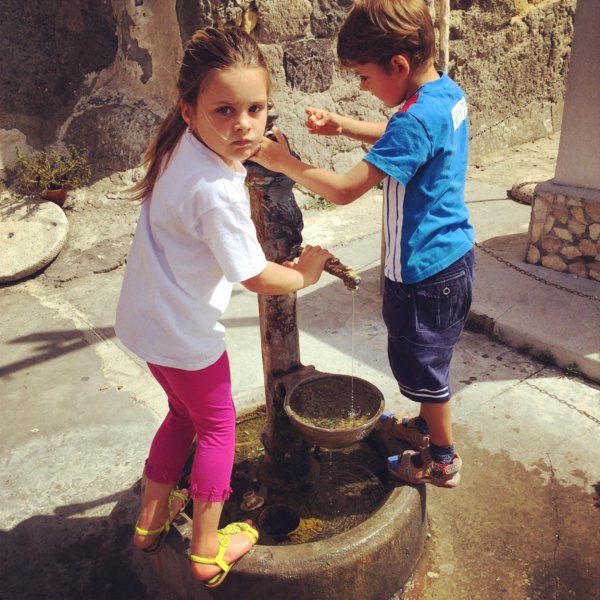 Jeu d'enfants sur le port de la Corricella - Procida, Baie de Naples, Italie - Mai 2014