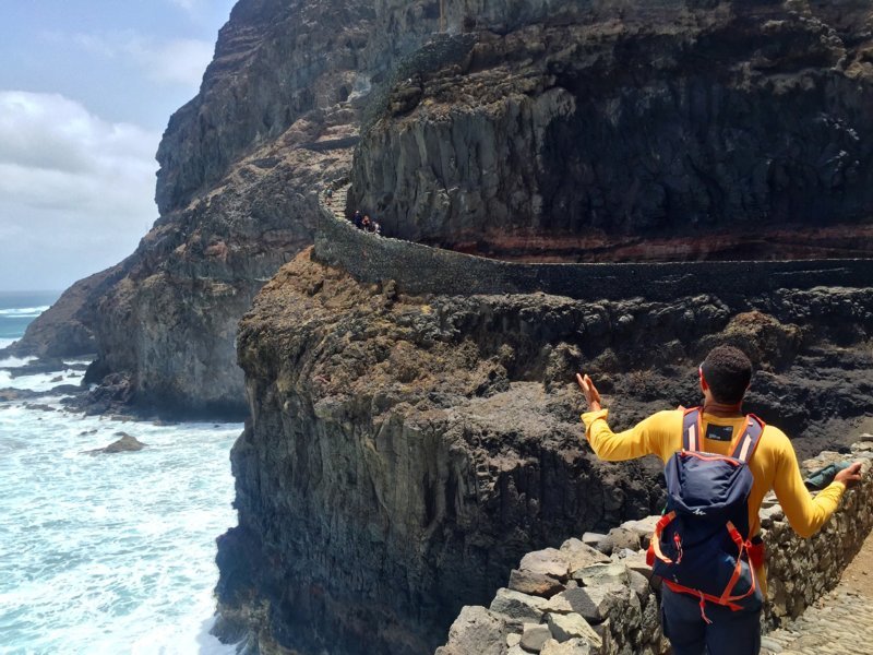 Julio Alves dit Djuly, guide au Cap-Vert spécialiste de Santo Antão qui marche pour La Balaguère