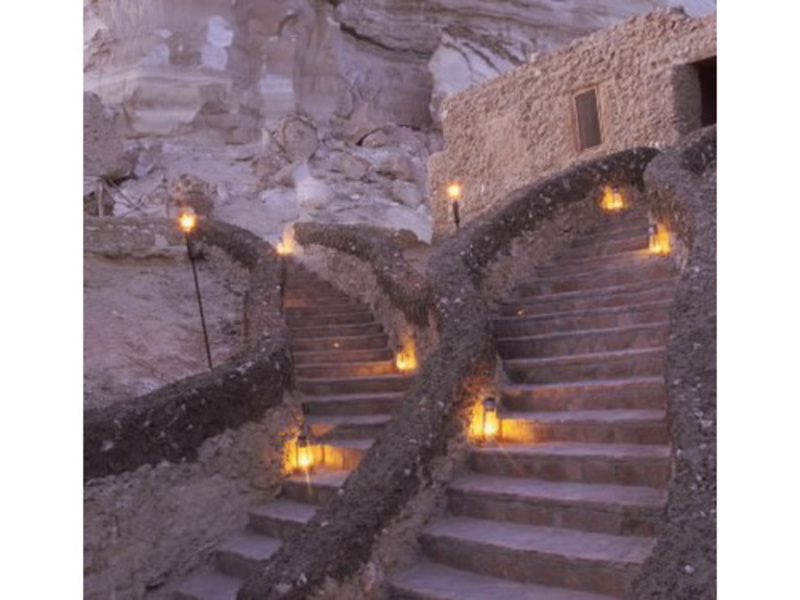 L'éclairage à la bougie et à la lampe à pétrole donne une ambiance romantique à l'hôtel à la nuit tombée