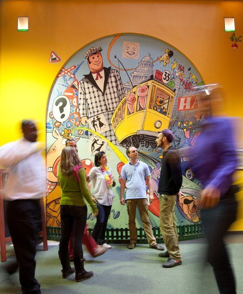 L'entrée du Sleep Well, un lieu de passage pour routards engagés à Bruxelles