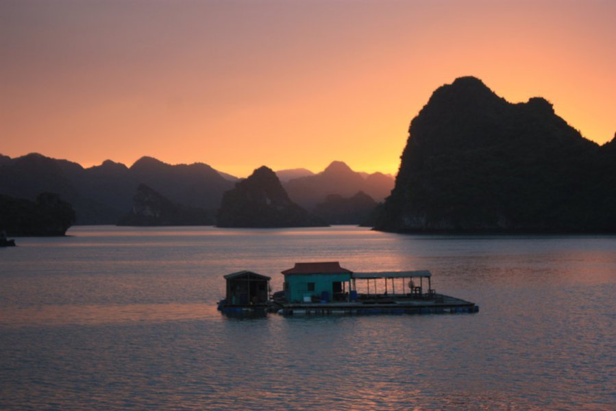 La baie d'Halong au couchant - Le Vietnam avec l'agence Double Sens