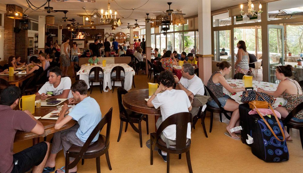 La pièce à vivre, un brin vintage ! - InOut, première auberge de jeunesse en Europe à employer 90 % de personnes handicapées - Barcelone, Catalogne, Espagne