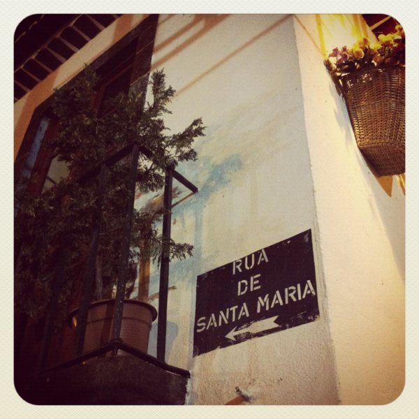 La rua de Santa Maria est un petit plaisir pour flâner avec ses nombreuses portes réhabilitées par des artistes contemporains