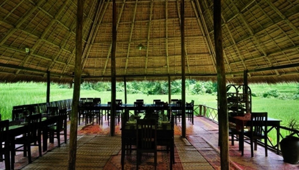La salle de restaurant du Kamu Lodge, ouverte à l'air libre
