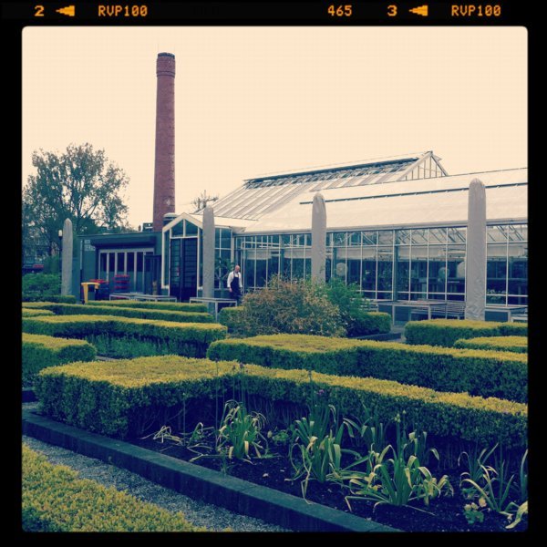 La serre du Restaurant "De Kas" prend place dans un jardin où poussent fleurs et herbes pour la cuisine, Amsterdam - Pays-Bas