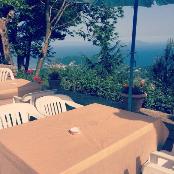 La terrase de La Grotta da Fiore sur le Mont Épomeo - Ischia - Italie
