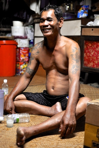 Le Chef de la communauté de Menyang Tais - Bornéo, Malaisie