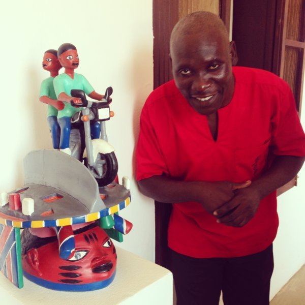 Le guide et un des masques signé par l'artiste Kifouli Dossou - Fondation Zinsou, Ouidah, Bénin