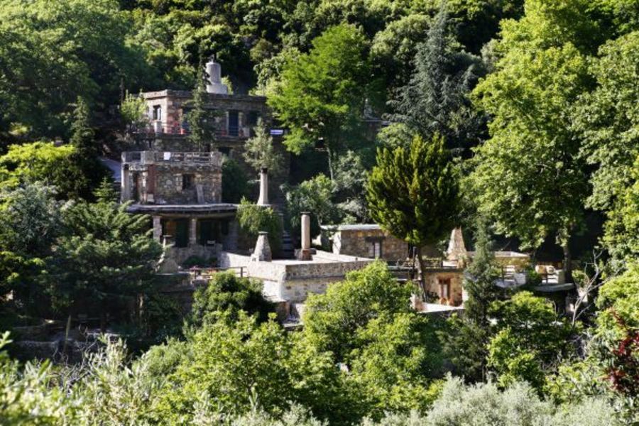 Le hameau de Milia, à flanc de montagne, perdu dans la verdure