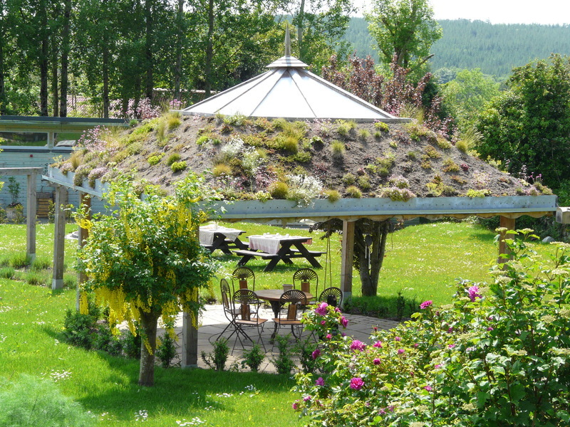Le Jardin avec ses tables de pique-nique et sa tonnelle - Slieve Aughty Centre - Comté de Galway, Irlande