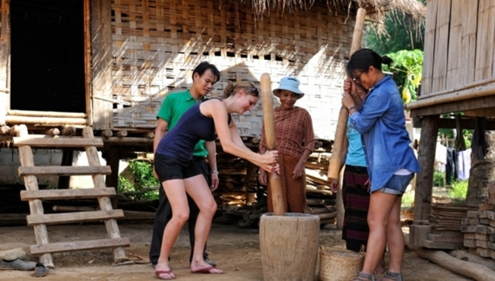 Le mortier permet de piler différentes céréales, Kamu Lodge, Laos